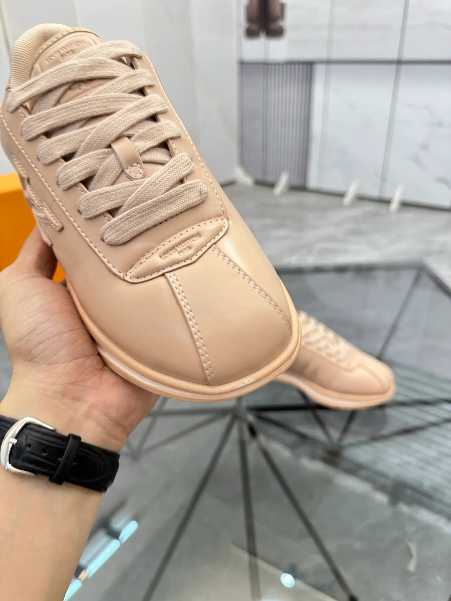 Men's shoes: 💰P700¥ Top quality Product trademark: LV* "Louis Vuitton*" low-top casual shoes Regular size: 35-45 (can be customized to 46) Couple style Product materials: Imported cowhide upper, breathable lining, original outsole. Number: two